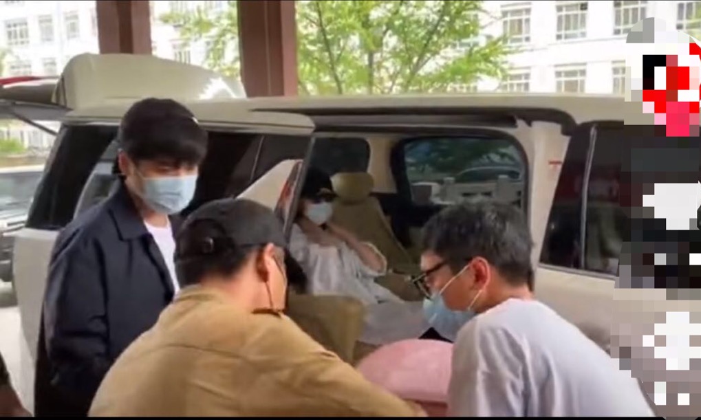 「唐艺昕」唐艺昕产女后首次现身，身材纤细似少女，下意识的动作透露人品