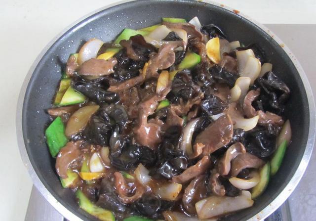 【下酒菜】猪身上最难买到的“部位”，买到就“捡漏”，爆炒就是绝佳下酒菜