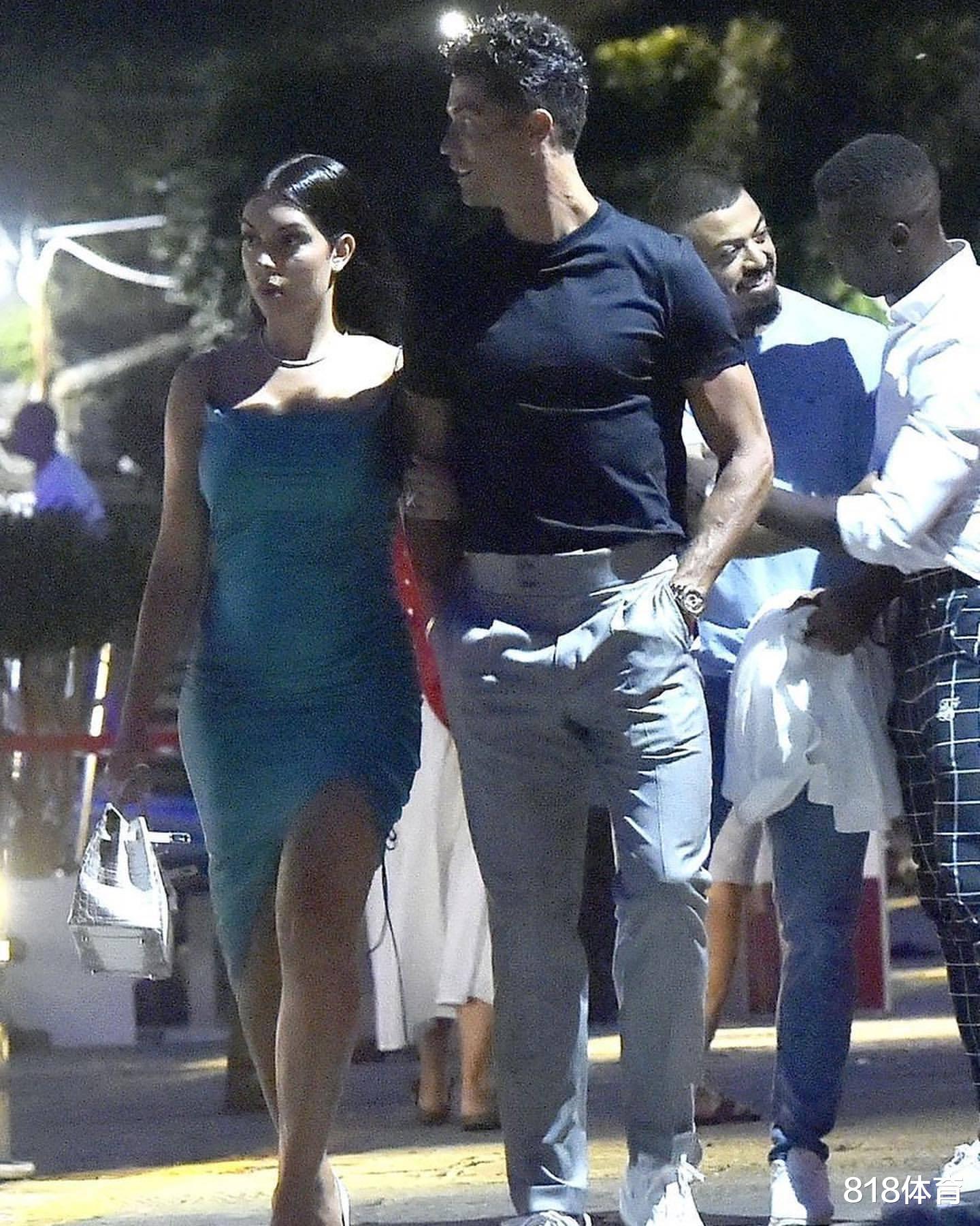 AC米兰|C罗请友人海边共进浪漫晚餐! 总裁干杯一饮而尽, 乔妹晒爱马仕包包