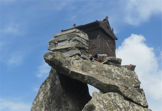 寺庙|我国最险峻的山,惊险程度堪比华山,更是用纯铁打造庙顶