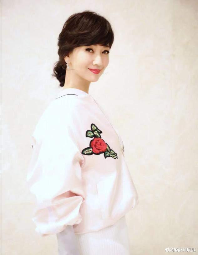 发型|女人过了48岁，尽量避开这3种发型，尤其是第2种，显老又土气