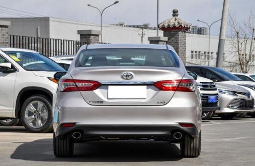 「丰田凯美瑞」全系标配10安全气囊，凯美瑞 2.0G豪华版，20万家用车省油还保值