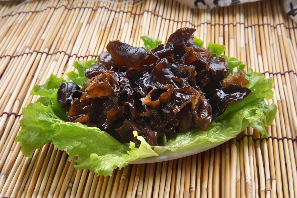 「胃病」高血压别总吃药，常吃以下几种食物，血压或能逐渐降下来！