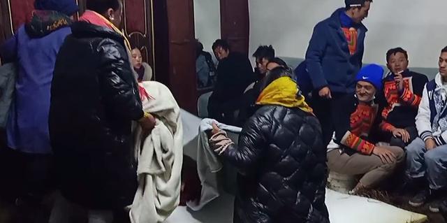 无风狂客 大凉山彝族婚礼，15个伴郎到新娘家过夜，通宵喝酒每人最少40瓶