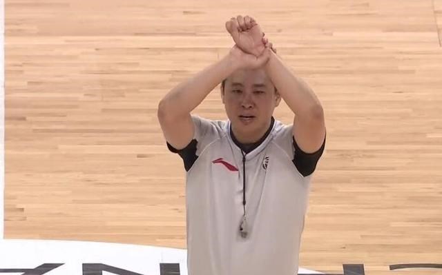 首鋼集團(tuán)|汪梅吹罰違體，首鋼全隊(duì)欲罷賽，現(xiàn)場(chǎng)一直有人喊：有沒有良心啊？