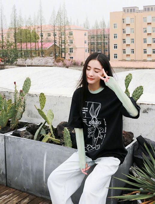 杨幂|杨幂叠穿T恤太时尚，紧身牛仔裤秀出大长腿，双马尾发型俏皮十足