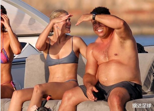 罗纳尔多|大罗最新生活照曝光！跟90后模特女友在度假，大肚腩还有鱼人线