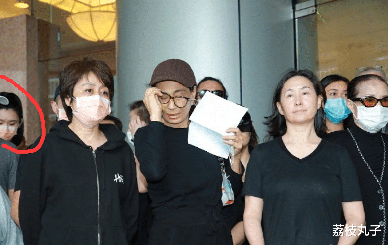 【何猷君】奚梦瑶何猷君医院送别赌王，眼眶泛红很伤心，父子间留下个遗憾