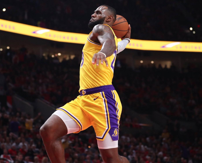 勒布朗·詹姆斯@未来还是老子的！基德：以现在的情况来看，詹姆斯能够打到40岁