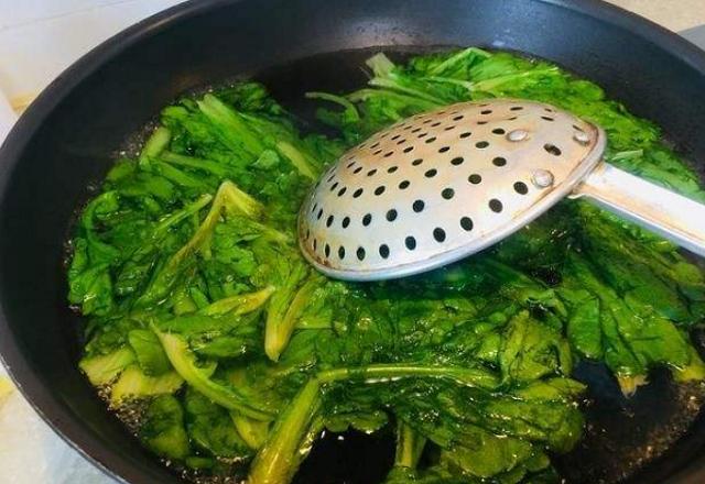 食材|没焯水就不能吃的4种蔬菜,以后可别再直接丢下锅,吃了肠胃不适