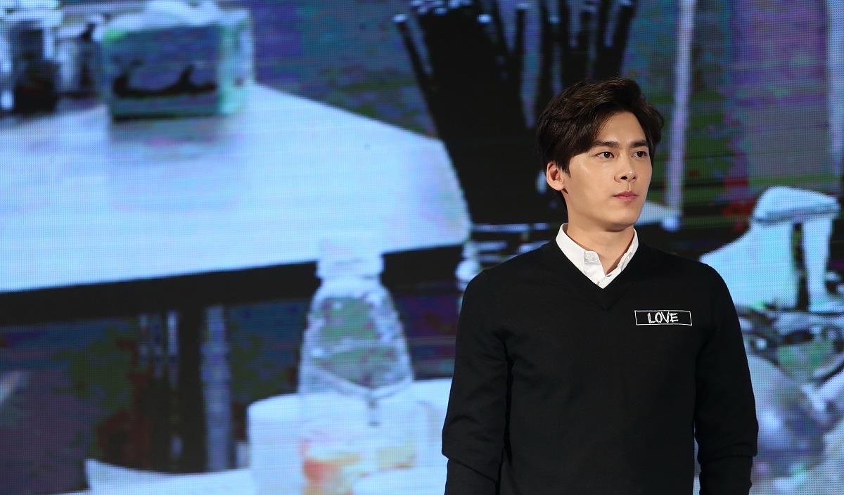 天蝎座|12星座男突然被女友亲会是啥反应？水瓶笑的一脸宠溺，天蝎感人！