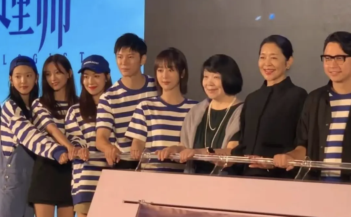 短发|想掐杨紫脸！新剧造型少女感十足！短发搭配海军条纹t恤真嫩出水