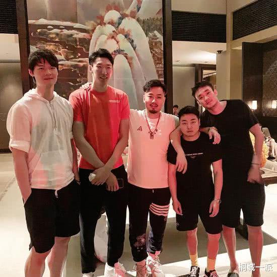 【睢冉】睢冉开窍了,开直播为周琦丁彦雨航洗白,网友:这才是合格经纪人