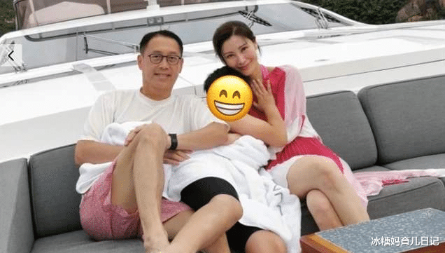 李嘉欣|50岁李嘉欣与儿子逛超市，“透视装”遭吐槽，凭啥当妈就得保守