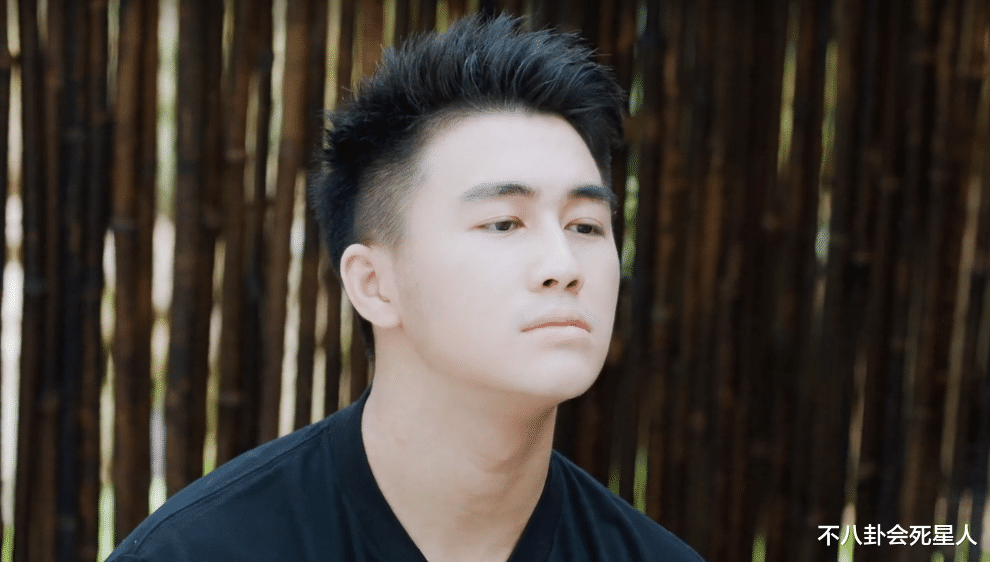 奚梦瑶|何猷君不让奚梦瑶穿包臀裤，还暗示奚梦瑶有双下巴，真霸道又自信