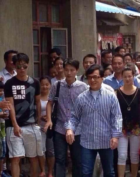 成龙|明星回家探亲：成龙人山人海欢迎，李湘令场面尴尬，冯小刚无人理