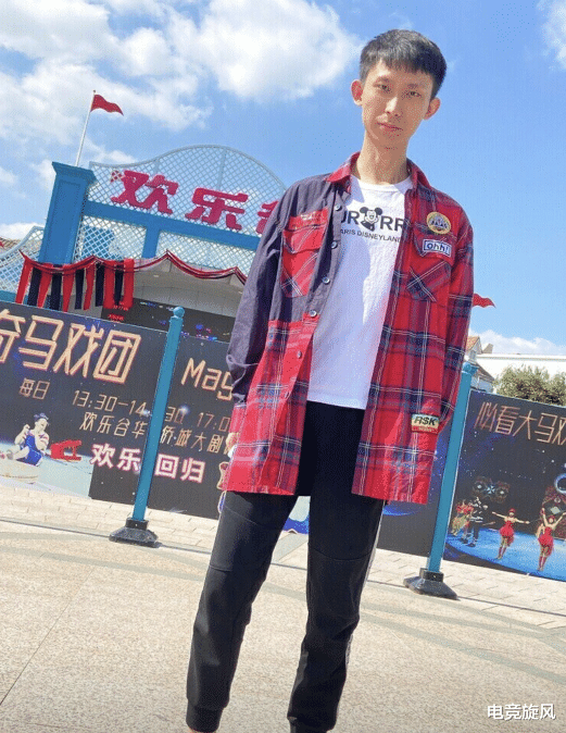 梦泪|梦泪带梦嫂去欢乐谷，离开滤镜之后，梦嫂的身材令人意外