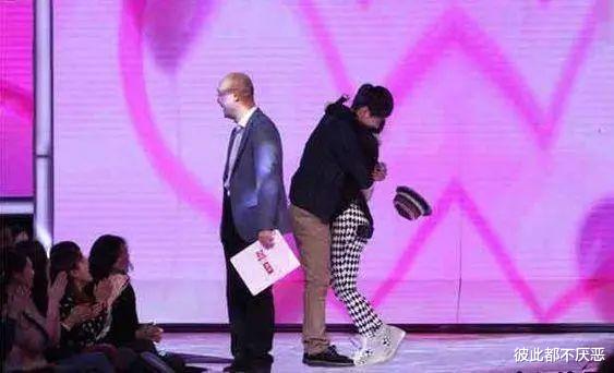 非诚勿扰|被非诚勿扰所有女嘉宾灭灯的他，临走抱走女导演，两人现况如何了