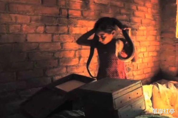 印度:印度女孩整天与蛇为伴,饿了就吃蛇肉,但是蛇从不攻击她