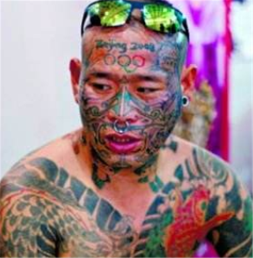 女孩|中国纹身第一人:父母不愿见他,曾上街吓哭小女孩,现在遭到报应