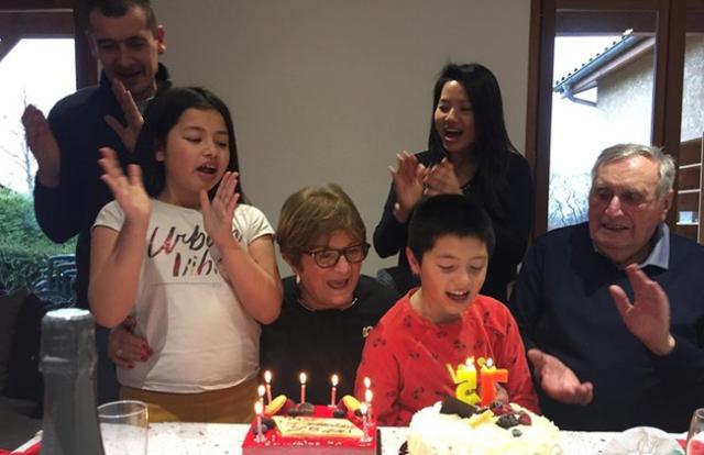 「彭银华」女子嫁法国丈夫11年生了3个娃，称丈夫曾坐直升飞机来追求她