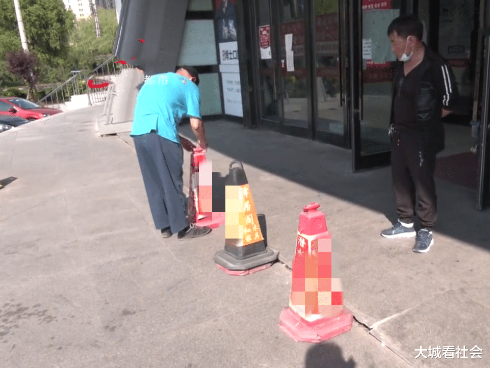 大城看社会|1楼门口地面不平，大妈出来意外摔伤，要求2楼超市给补偿