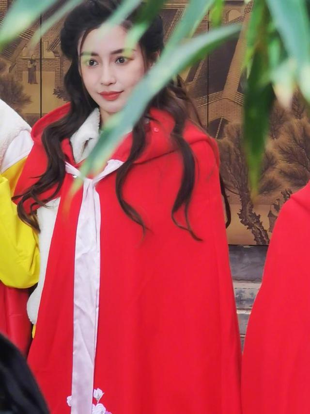 Angelababy|Baby缺席阔太团最新聚会疑被出局，录综艺路透照冻到面容僵硬
