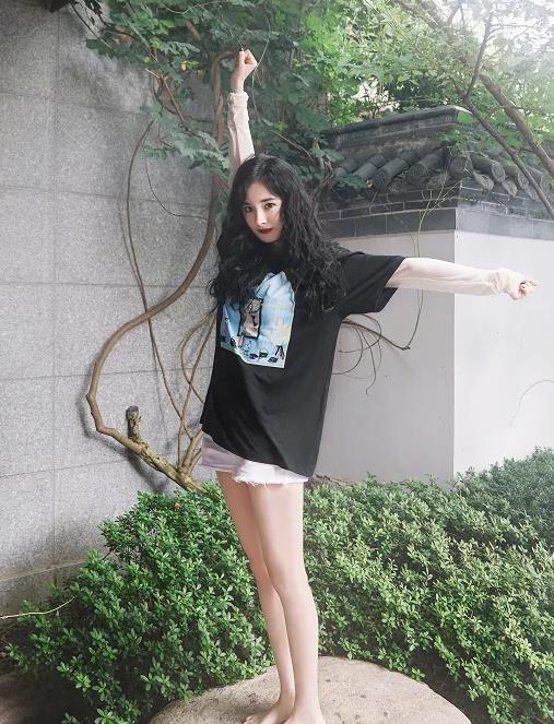 潘长江■杨幂挑战“裤子失踪”系列！光着脚站在石头上，腿直不直一看便知