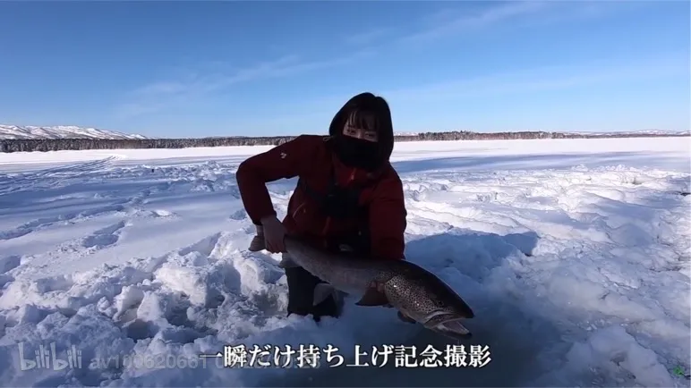 sayaka■“北海道李子柒”火了！住森林小木屋，在零下三十度的北国钓鱼烤肉喝酒