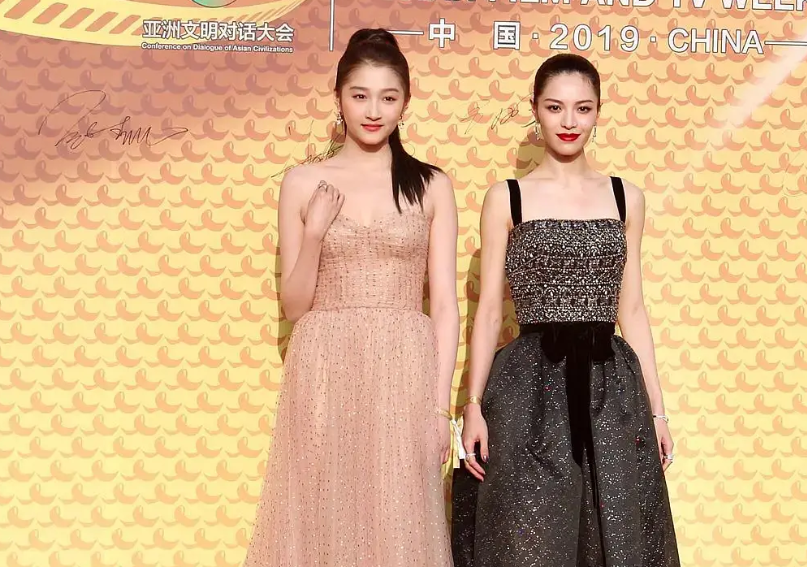 关晓彤|关晓彤红毯造型又输了？生图肩膀有些厚，被嘲“土”