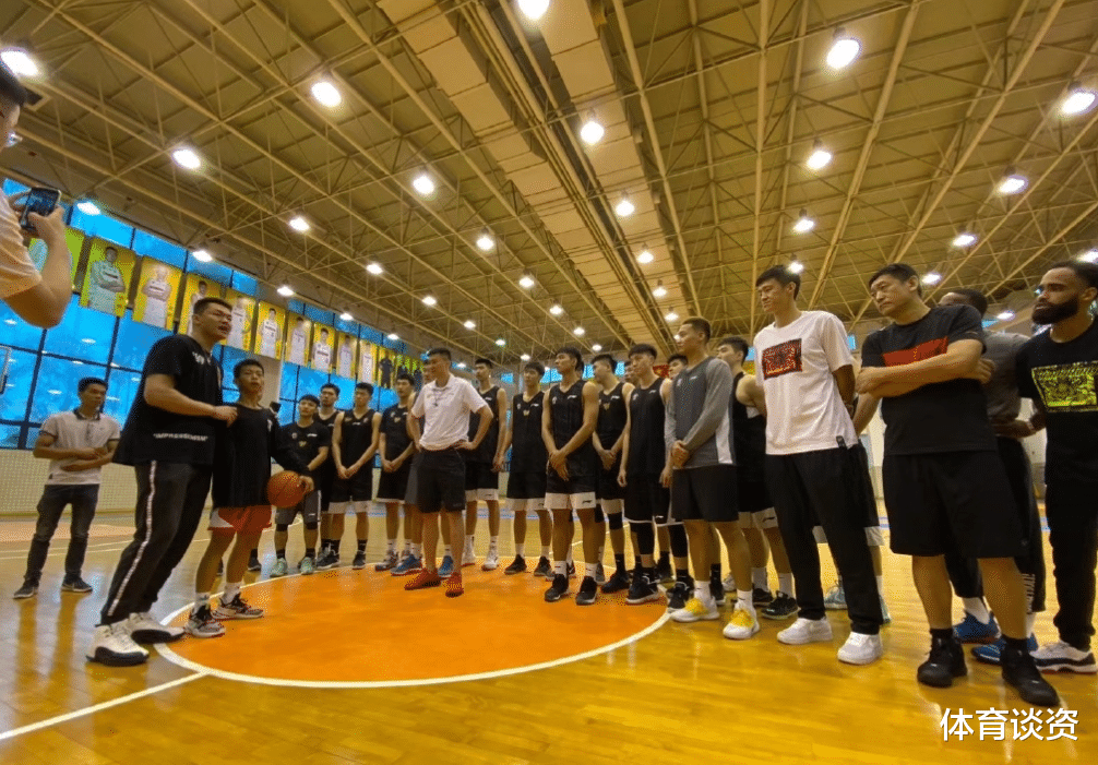 「易建联」独臂少年参观宏远！和易建联合影，要和徐杰单挑，球迷：签个短约吧