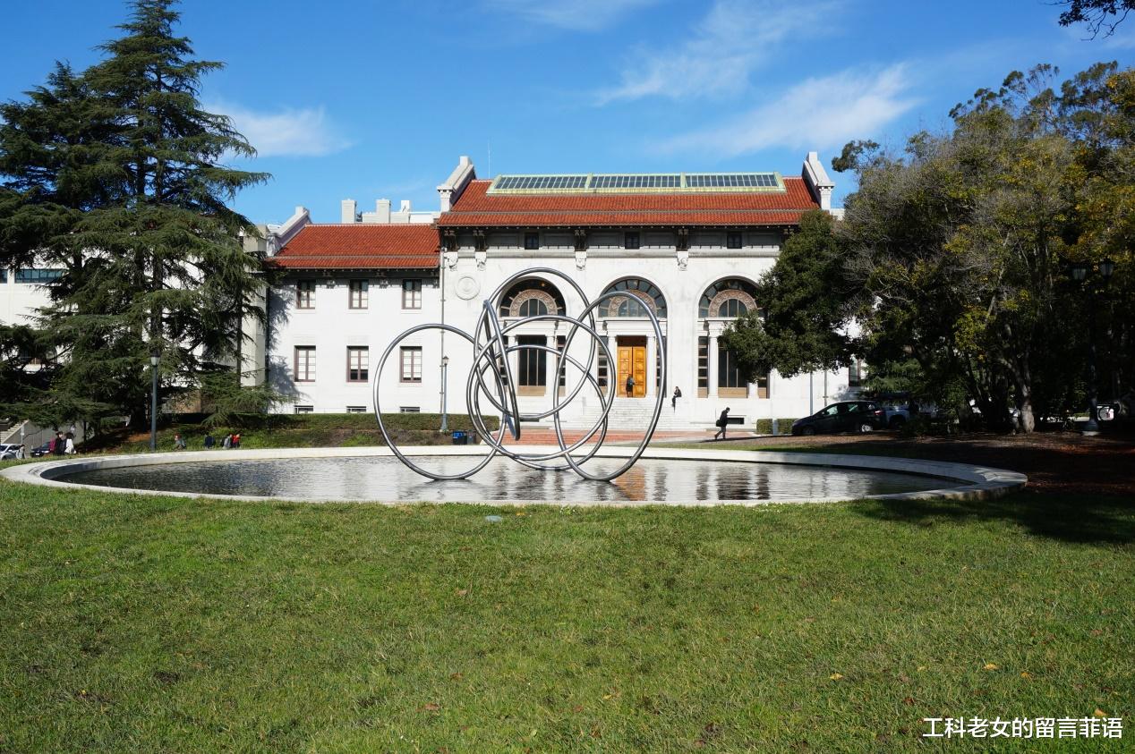 高校|顶尖高校学生怪，爱坐教室外的地上看书