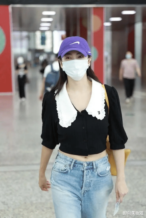 西装：张雨绮终于换发型了，剪梨花波波头复古减龄，配印花西装气场强大