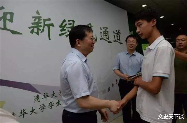 文史天下谈|母亲瘫痪、父亲精神分裂，6岁患有心脏病的小伙，高考744分上清华