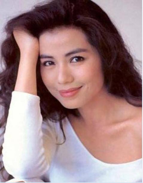 穿衣搭配■80年代的香港女星穿搭：牛仔裤，紧身衣，清纯又时尚！