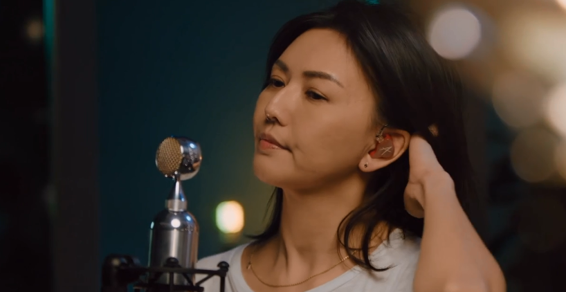 孙燕姿@孙燕姿出道20周年，光着脚举办线上演唱会，吸引上千万老歌迷观看