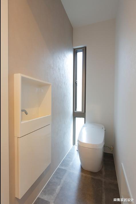 ##好好的洗手池塞到墙里，发到群里让大家评理，大家却说师傅做得好