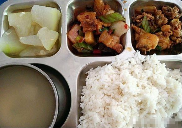 食材@公司每天有人自带午饭，同事：这年头，自带午饭会让人瞧不起吧？