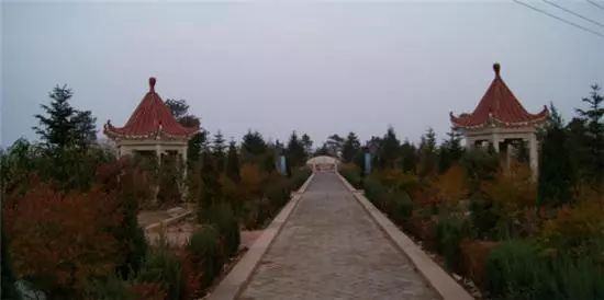 刘少奇■张学良和张作霖的墓地对比！