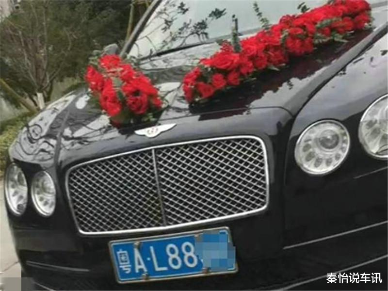 宾利|300万宾利撞上石墩,车主蹲在路旁一脸憋屈,网友:土豪也会心疼钱?