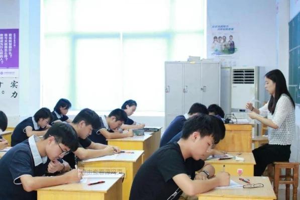 高校|多省高校学费标准来了,高校新生欲哭无泪,家长:也很无奈!