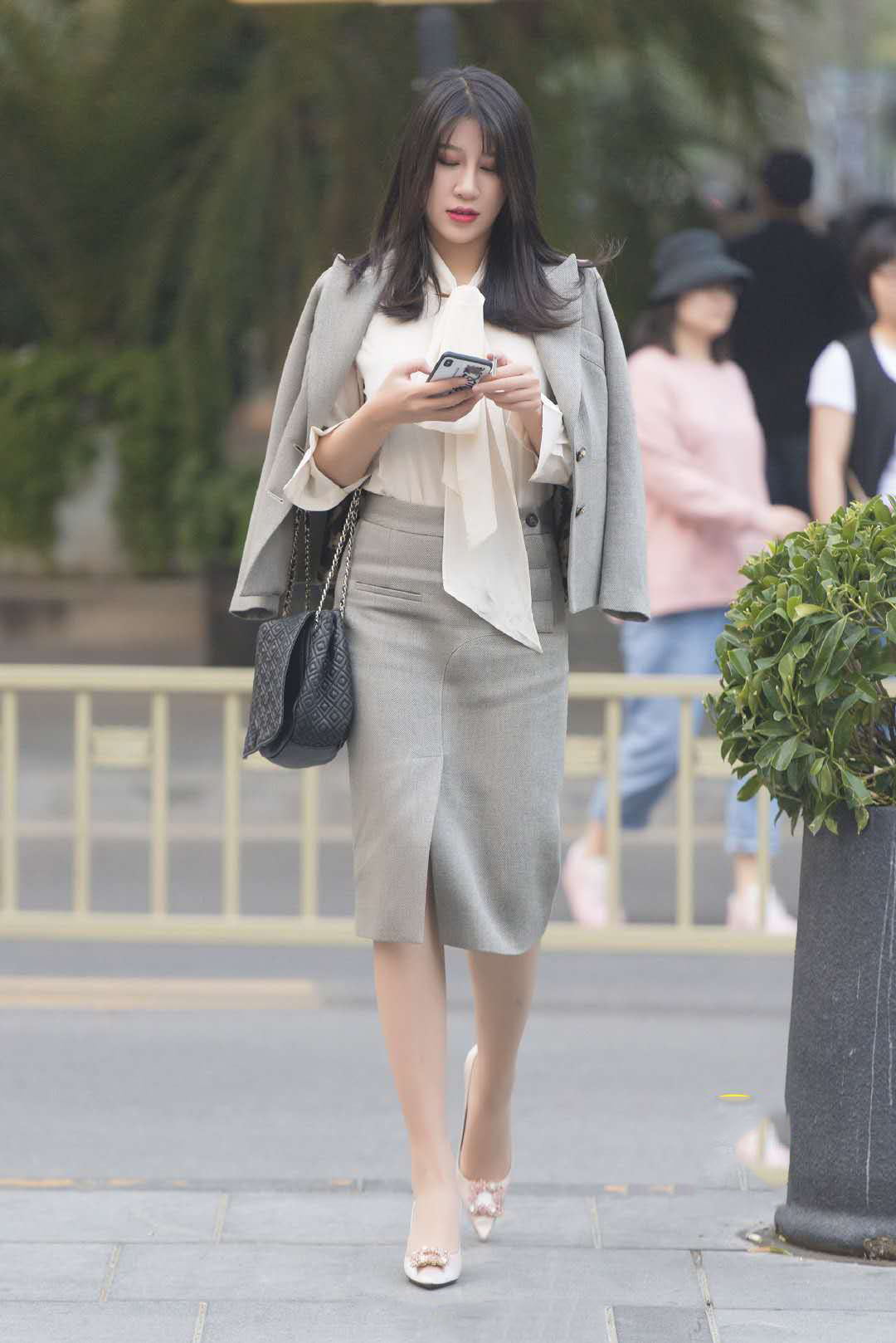 穿衣搭配|7套日常简洁的职场OL穿搭,简单实用又超显气质,上班逛街穿都OK