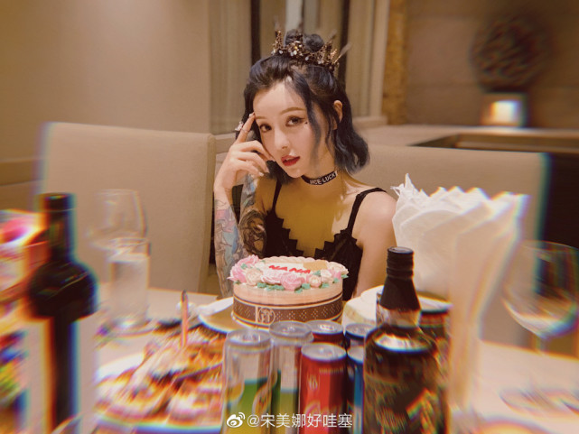 王思聪|王思聪带宋美娜酒吧玩,新女友抽烟姿势老练,用烟头指镜头很豪横