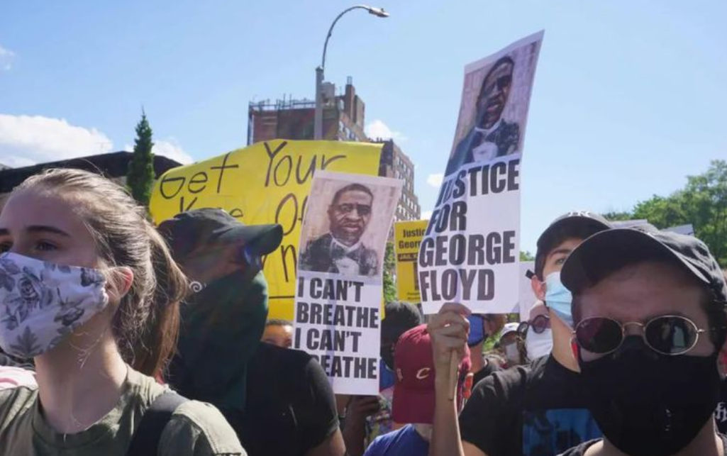 ##乱了！JR在洛杉矶抗议活动中暴揍一位白人，拳打脚踢+猛踹头部！