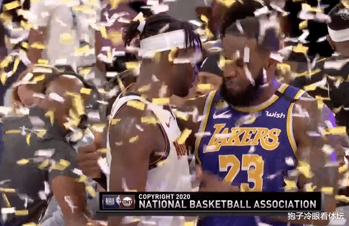 勒布朗·詹姆斯|计入NBA历史吧！詹姆斯赛后三个镜头成为经典 又一次喊出科比的名字