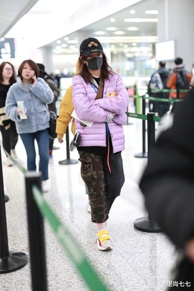 【发型】赵薇520独自走机场，穿格纹衫皱皱巴巴太廉价，换新发型太清爽