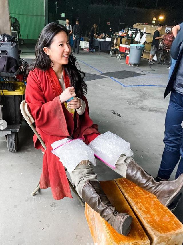 刘亦菲|刘亦菲晒《花木兰》录主题曲花絮，现场画面堪比小型音乐会