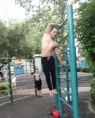 颈椎病|吓坏旁边大爷!68岁硬核大妈上吊式锻炼:治好颈椎病,还吊着睡觉