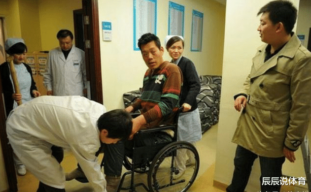 姚明：曾盖过姚明的国产中锋，现瘫痪在床靠白菜度日，背后的原因令人心酸