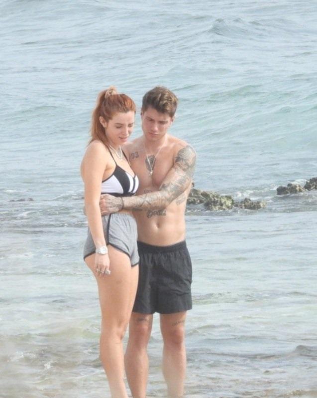 卡洛斯·贝拉|贝拉索恩高扎马尾辫和男友在海边健身，很有活力健美风情，好美